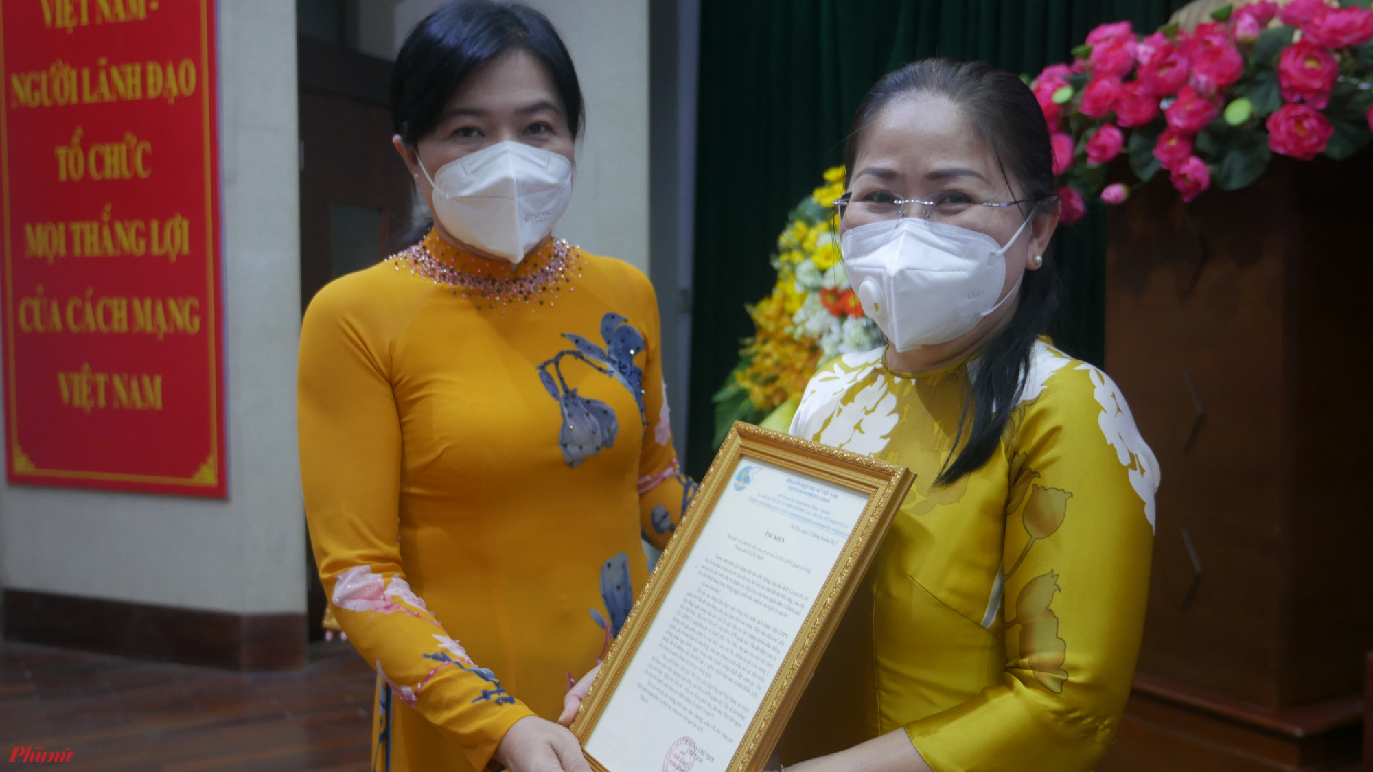 Bà Nguyễn Trần Phượng Trân - Chủ tịch Hội LHPN TPHCM tặng thư khen của Trung ương Hội đến Hội LHPN Q.Gò Vấp 