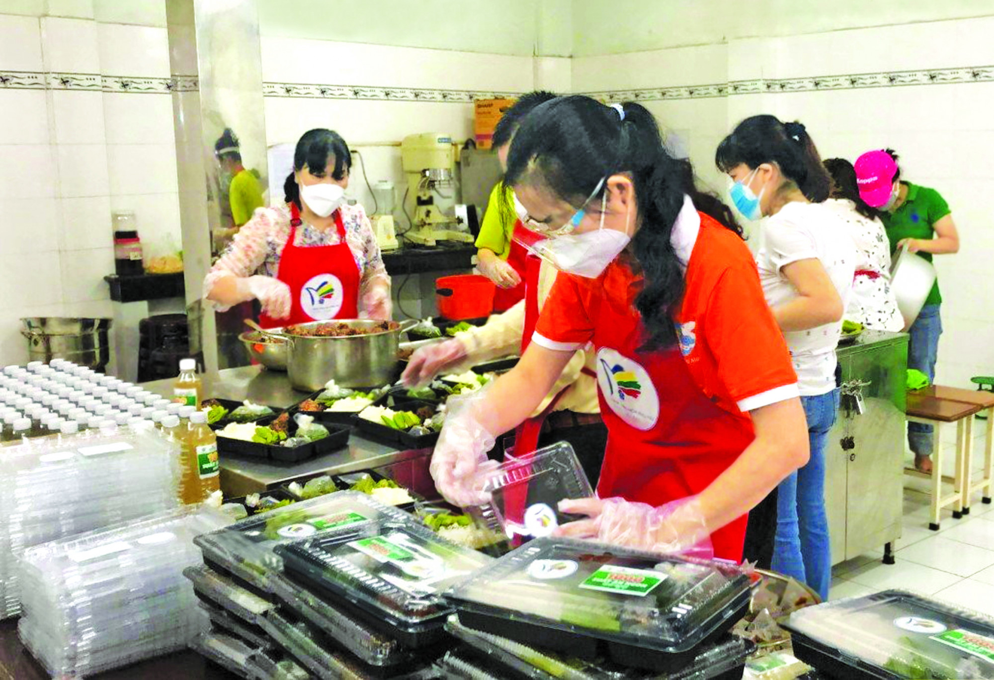 Yêu thương là sức mạnh giúp phụ nữ mạnh mẽ hơn Bếp ăn Nhà văn hóa Phụ nữ TP.HCM mỗi ngày cung cấ p 400 suất cơm cho lực lượng tuyến đầu chống dịch COVID-19 ẢNH: DIỄM TRANG