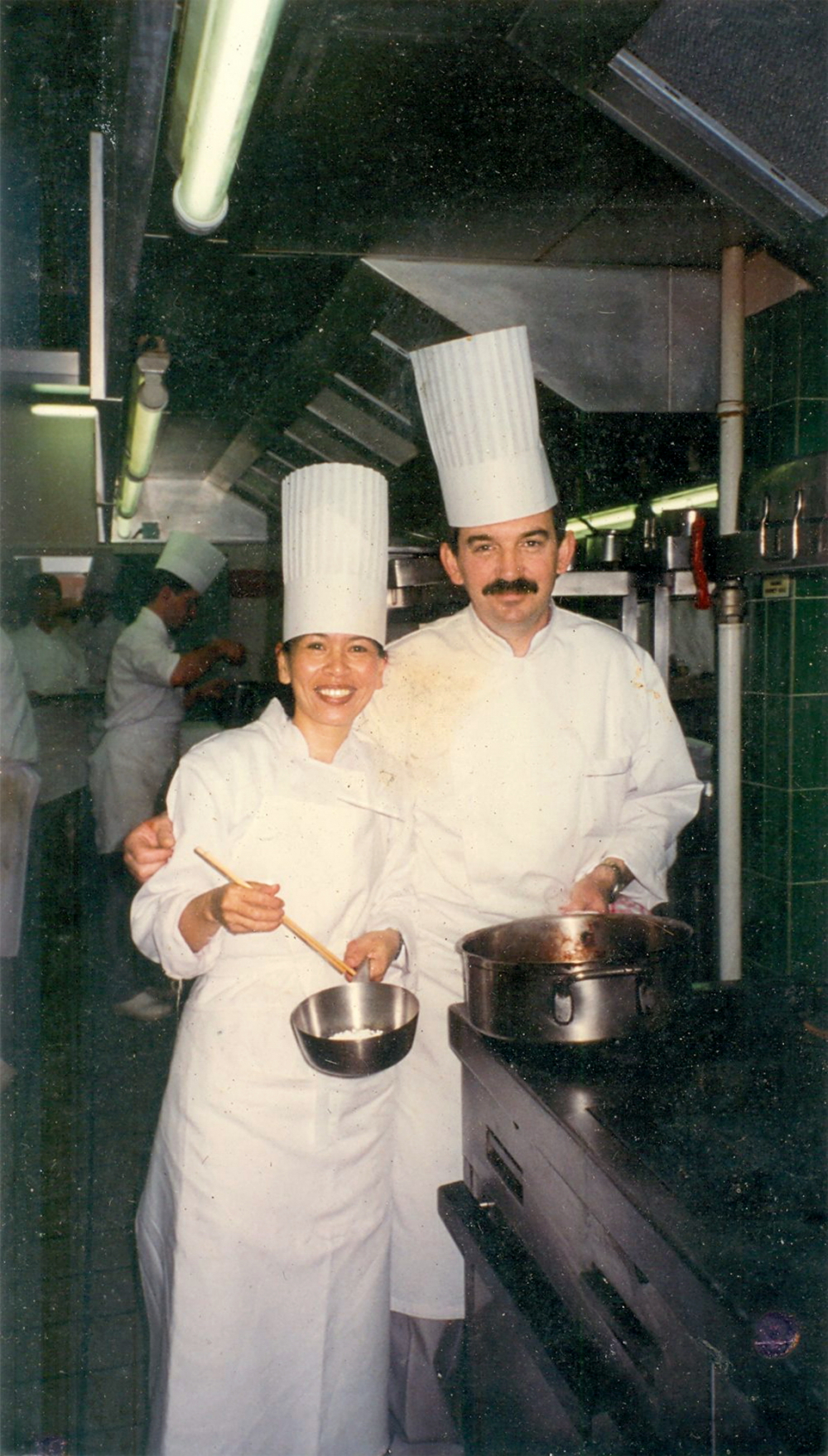 Cô Như Huy trong hội thi giành huy chương ẩm thực của Viện Hàn lâm ẩm thực Pháp năm 1998 tai Le Touquet