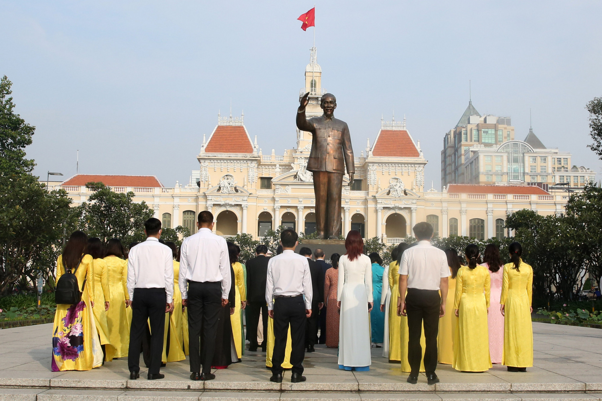 Một phút tưởng niệm Chủ tịch Hồ Chí Minh, Anh hùng giải phóng dân tộc, lãnh tụ thiên tài của Đảng và Nhân dân ta. 