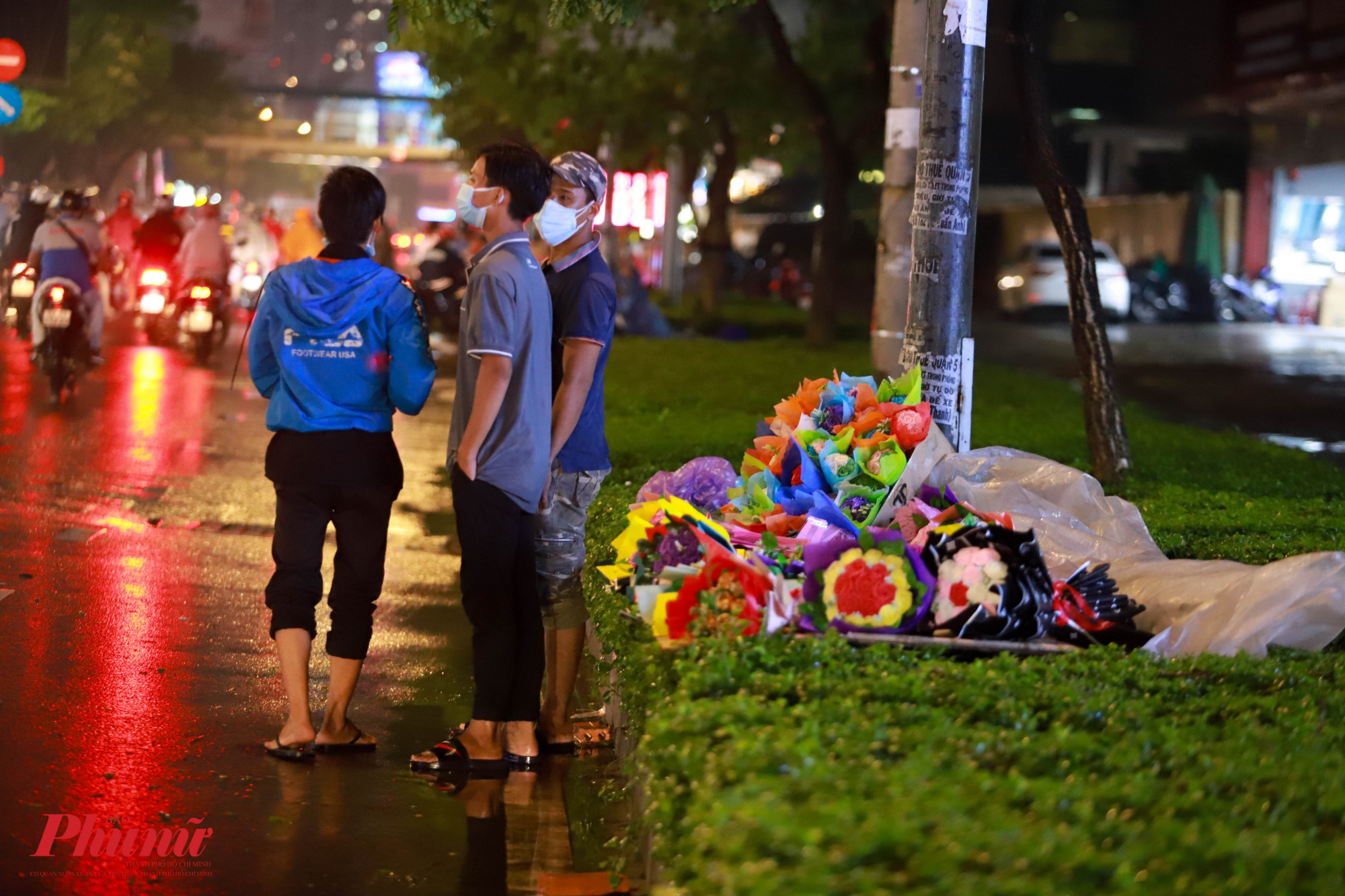 Nhiều bạn trẻ bán hoa tại đường Nguyễn Văn Cừ là sinh viên, tranh thủ những dịp lễ buôn bán, kiếm thêm thu nhập