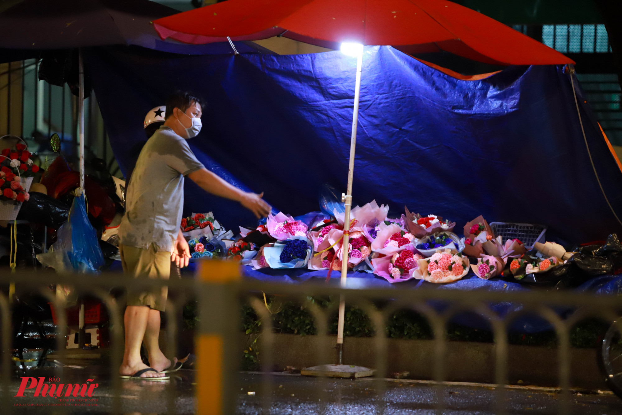 Năm nay dịch bệnh cùng thời tiết xấu nhiều ngày qua đã ảnh hưởng không nhỏ đến thị trường hoa tại TPHCM nói chung và đường Nguyễn Văn Cừ nói riêng