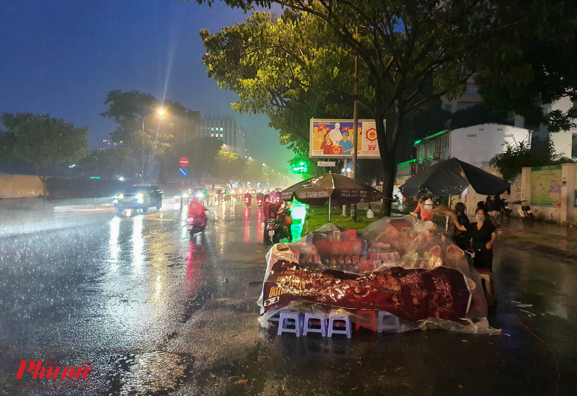 Mưa lớn, nhiều hàng hoa ven đường Nguyễn Văn Cừ lo lắng không thu được vốn