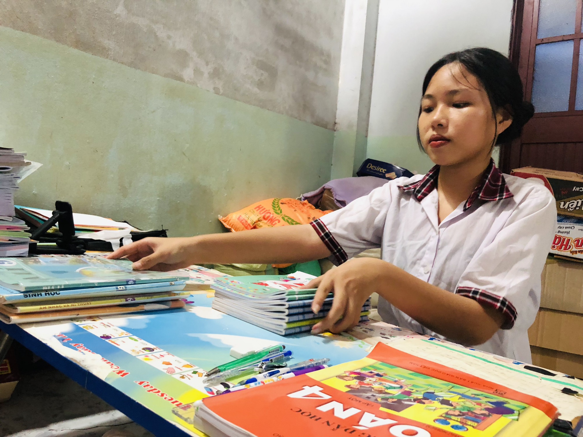 Học sinh Trần Thị Tuyết Sương, lớp 9 Trường THCS-THPT Thạnh An chuẩn bị tập vở trở lại trường