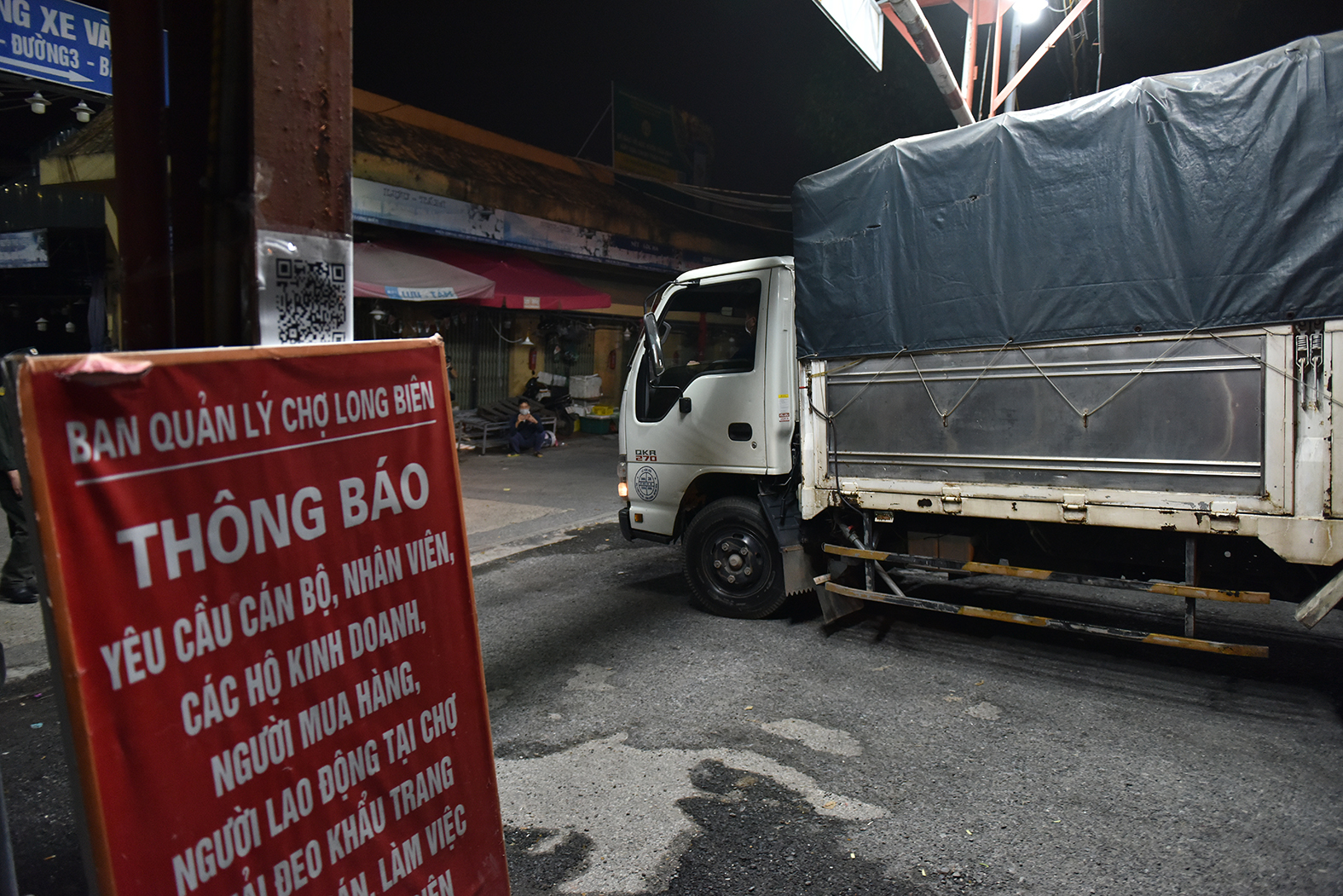 Chợ Long Biên bị đóng cửa từ ngày 3/8 do xuất hiện một tiểu thương bán hải sản dương tính với SARS-CoV-2.