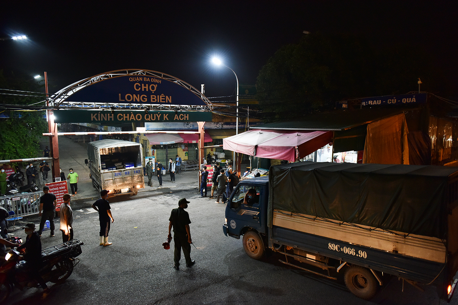 Đúng 0 giờ sáng nay (21/10), UBND phường Phúc Xá đã quyết định cho chợ Long Biên (quận Ba Đình, Hà Nội) mở cửa trở lại sau 2 tháng bị phong toả.