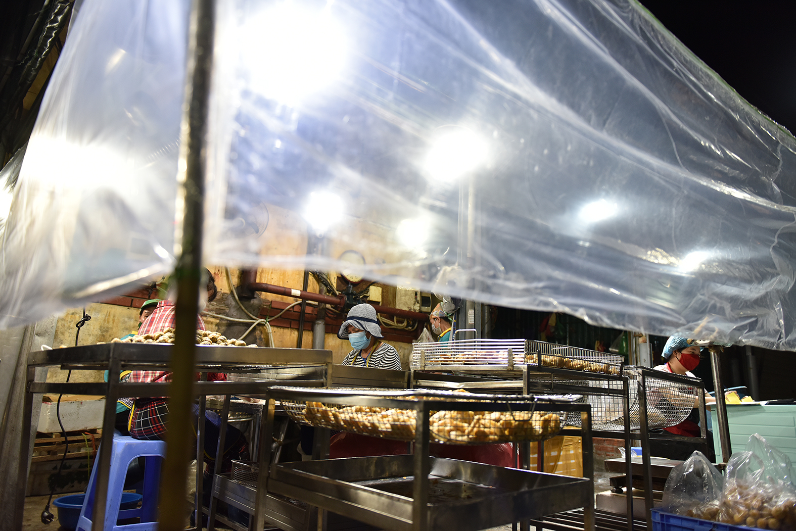 Một gian hàng bán chả cá, chả mực được quây kín và chế biến ngay tại chợ.