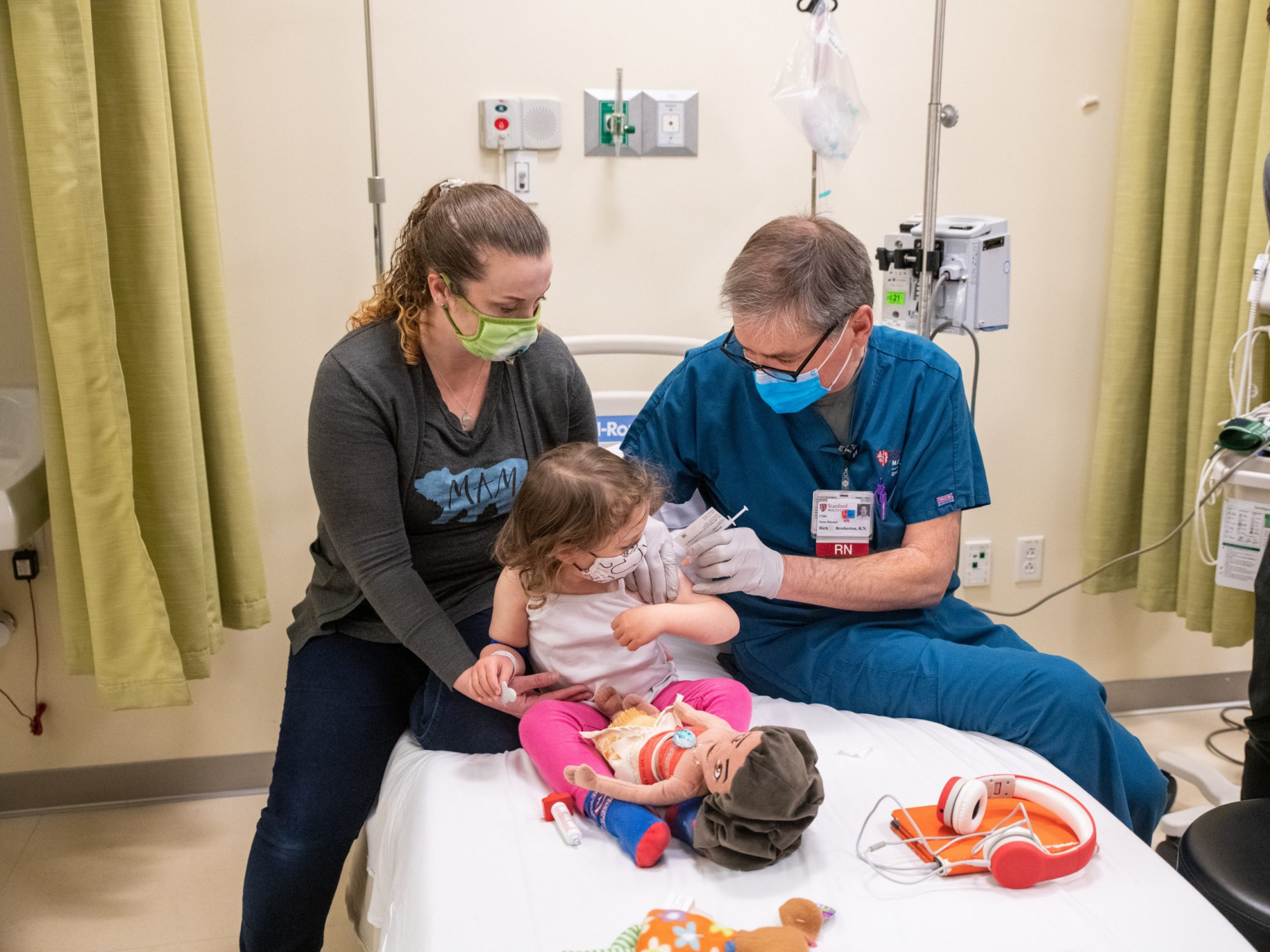 Một bé gái 3 tuổi đang được tiêm vắc xin Pfizer-BioNTech trong đợt thử nghiệm giai đoạn 1 dành cho trẻ từ 5 tuổi trở xuống ở Mỹ - Ảnh: Stanford Medicine