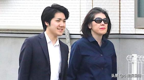 Komuro và mẹ - người được cho là đã mượn tiền bạn trai cũ để giúp Komuro hoàn thành việc học đại học