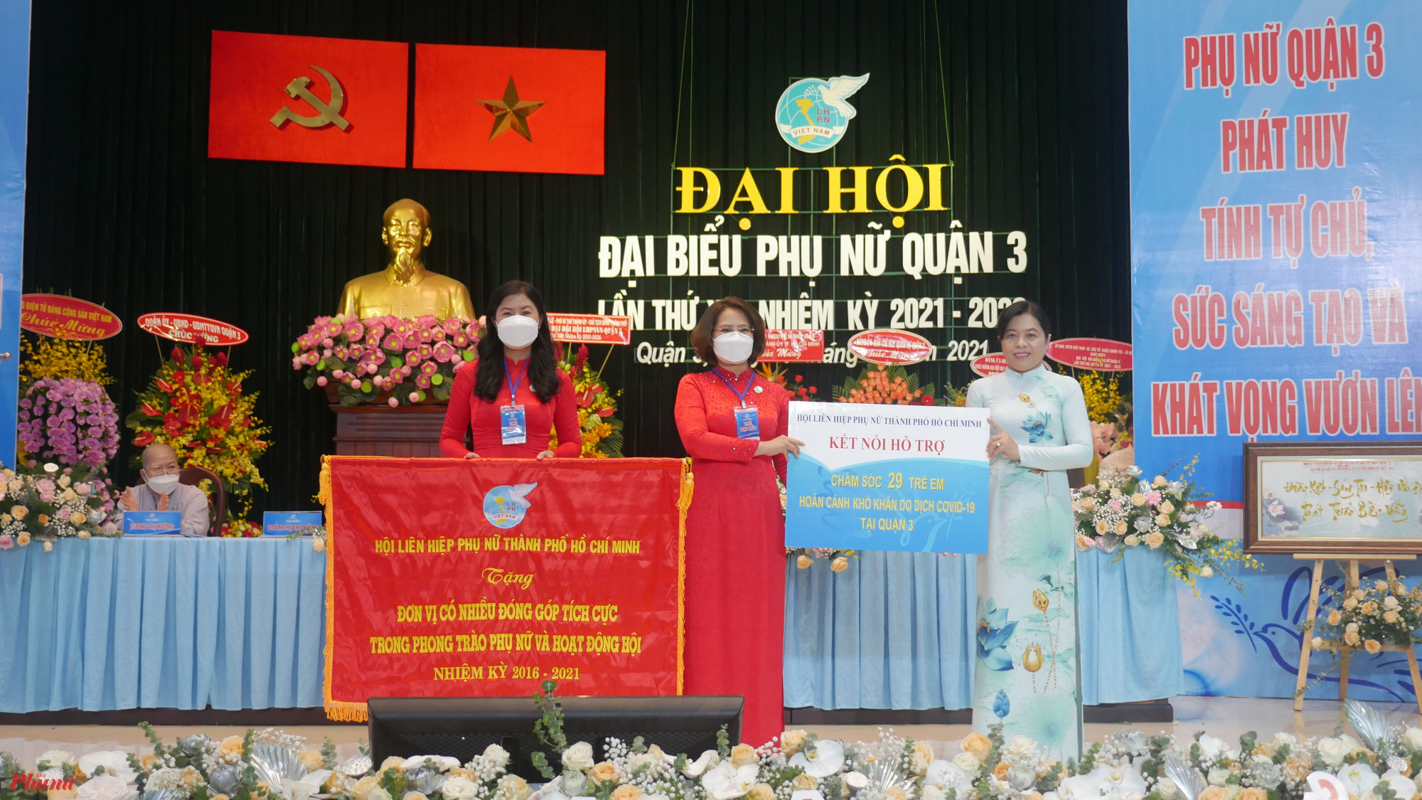 Bà Nguyễn Trần Phượng Trân - Chủ tịch Hội LHPN TPHCM tặng cờ thi đua cho Hội LHPN quận 3
