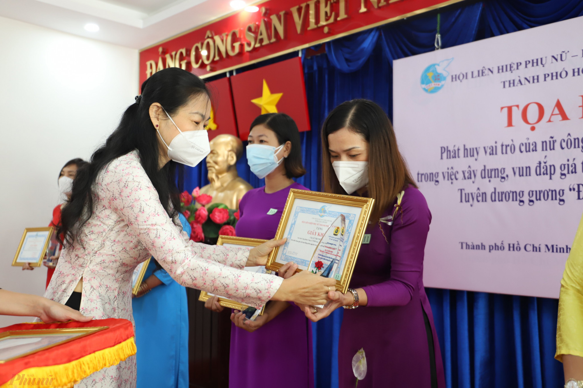 Bà Lâm Thị Ngọc Hoa - Phó Chủ tịch thường trực Hội LHPN TP trao bằng khen cho  những cá nhân được tuyên dương