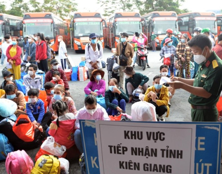 Thời gian qua, Bộ Tư lệnh TPHCM đã tổ chức nhiều đợt đưa người dân về các tỉnh như Tuyên Quang, Huế, Tây Ninh… Hôm nay, với gần 800 người về 5 tỉnh miền Tây, đã có khoảng 2.000 người được tổ chức đưa về quê một cách chu đáo