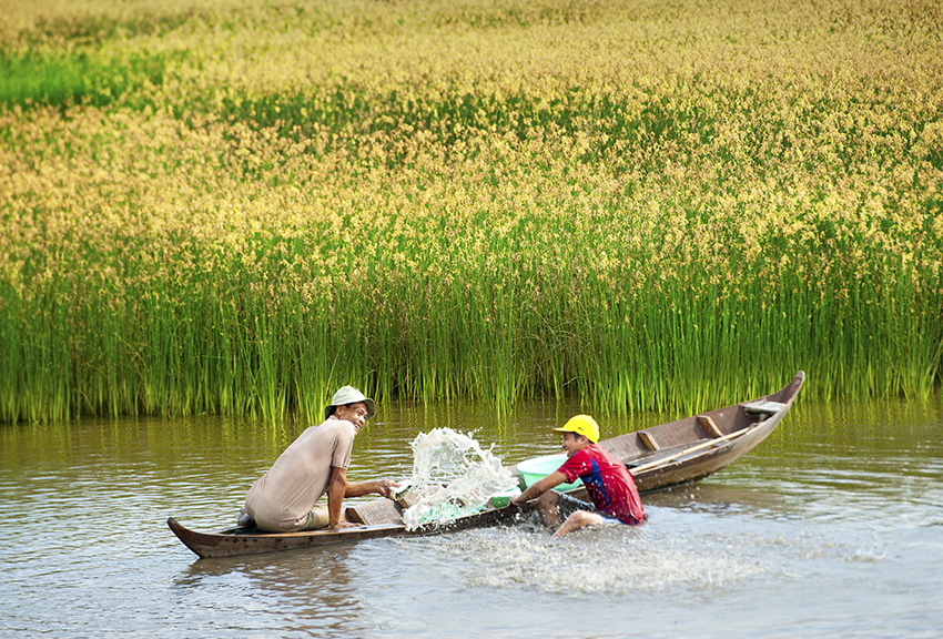 Mùa nước nổi đã trở thành một phần không thể thiếu của con người miệt sông nước Cửu Long - Ảnh: Nguyễn Thành Luy