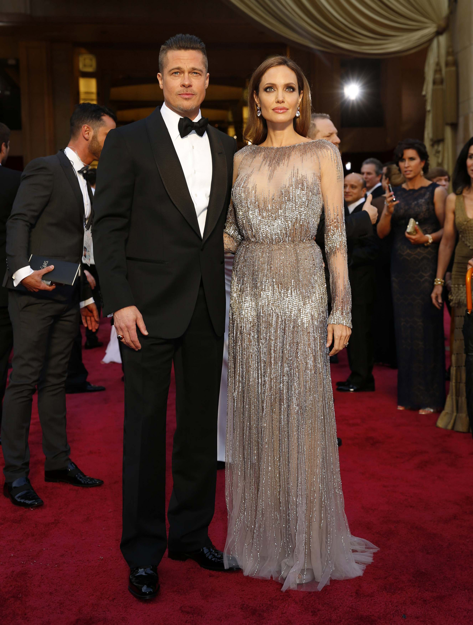 Công chúng cũng nhanh chóng phát hiện đây là bộ váy Angelina Jolie từng diện trong lễ trao giải Oscar 2014. 