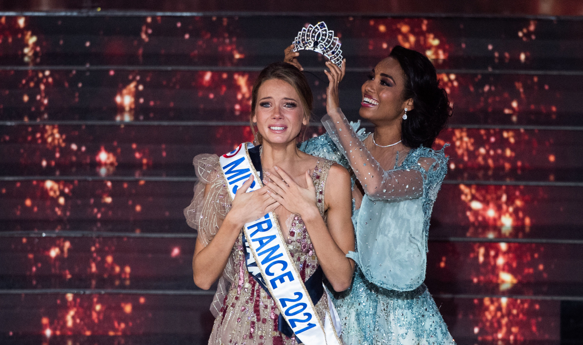 Amandine Petit trong khoảnh khắc đăng quang Hoa hậu Pháp 2021, tổ chức hồi tháng 12/2020