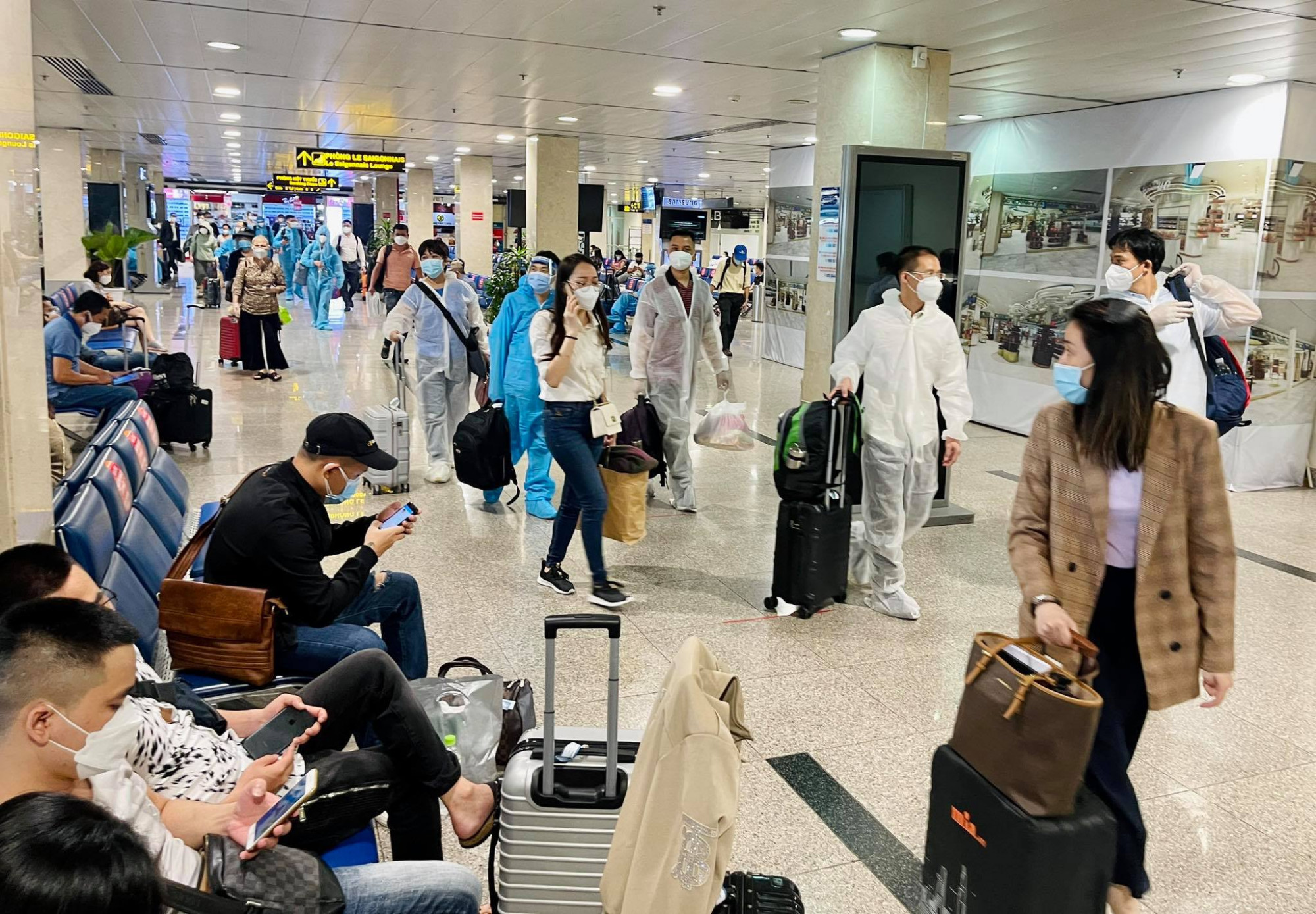 Sáng ngày 21/10, lượng khách tại Sân bay Tân Sơn Nhất đã nhộn nhịp hơn