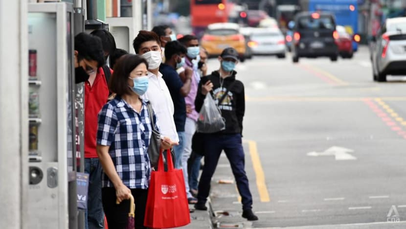 Những người đeo khẩu trang bảo vệ khi chờ đợi tại một trạm xe buýt vào ngày 24 tháng 5 năm 2021, trong bối cảnh bùng phát COVID-19 ở Singapore. (Ảnh tập tin: Marcus Mark Ramos)
