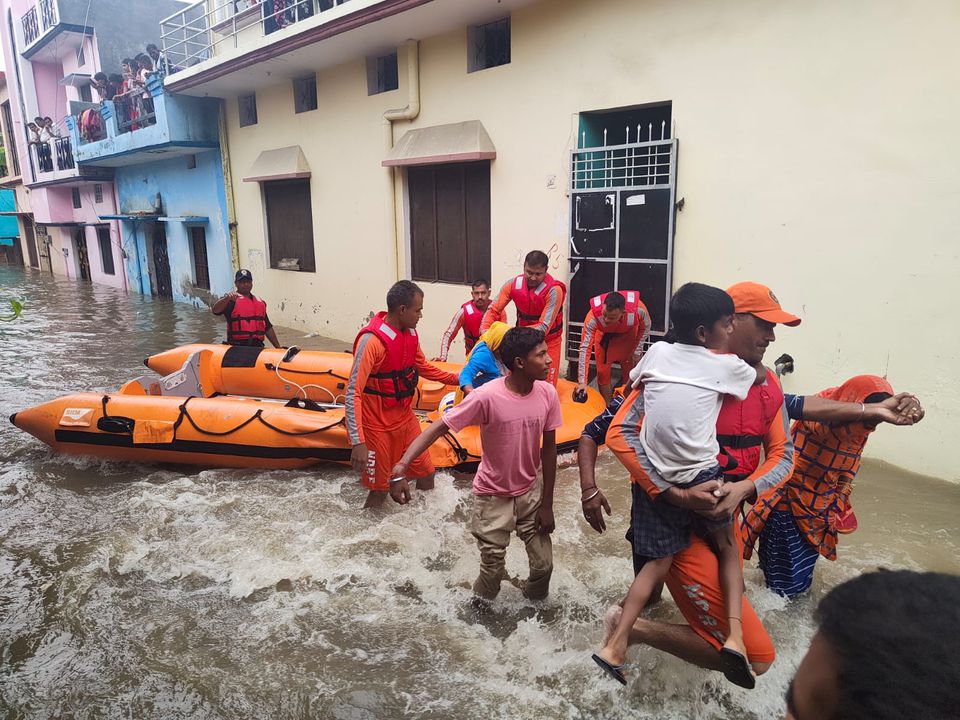 Các thành viên của Lực lượng Ứng phó Thảm họa Quốc gia (NDRF) sơ tán người dân đến những nơi an toàn hơn từ một khu vực bị ngập lụt ở Udham Singh Nagar thuộc bang phía bắc Uttarakhand, Ấn Độ, ngày 19 tháng 10 năm 2021. Lực lượng Ứng phó Thảm họa Quốc gia 