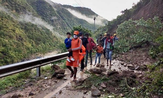 Các nhân viên ứng phó thảm họa giải cứu những người mắc kẹt sau trận mưa lớn tại làng Chhara gần Nainital. Ảnh: AP