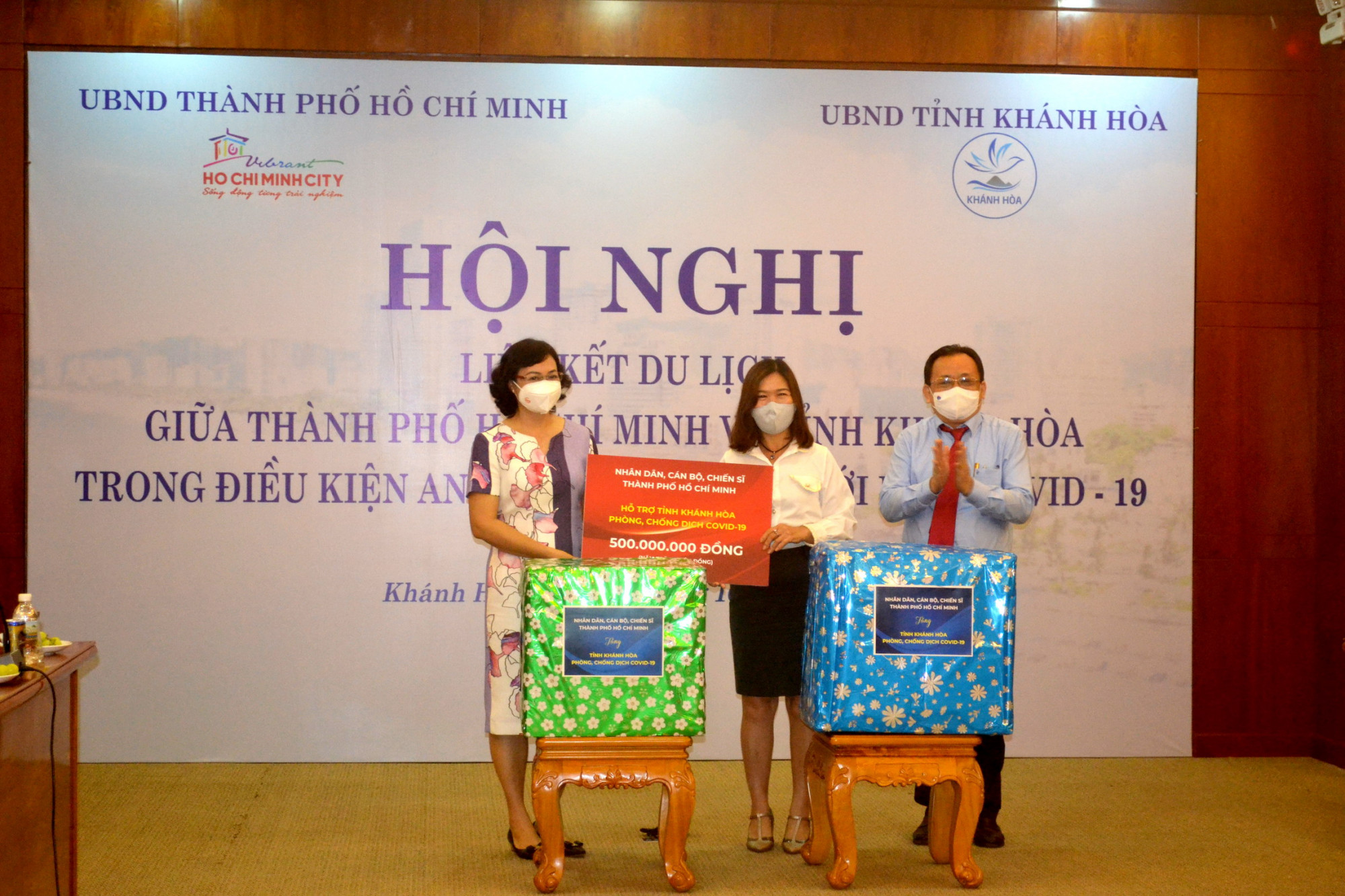 TPHCM trao quà hỗ trợ tỉnh Khánh Hòa chống dịch Covid-19