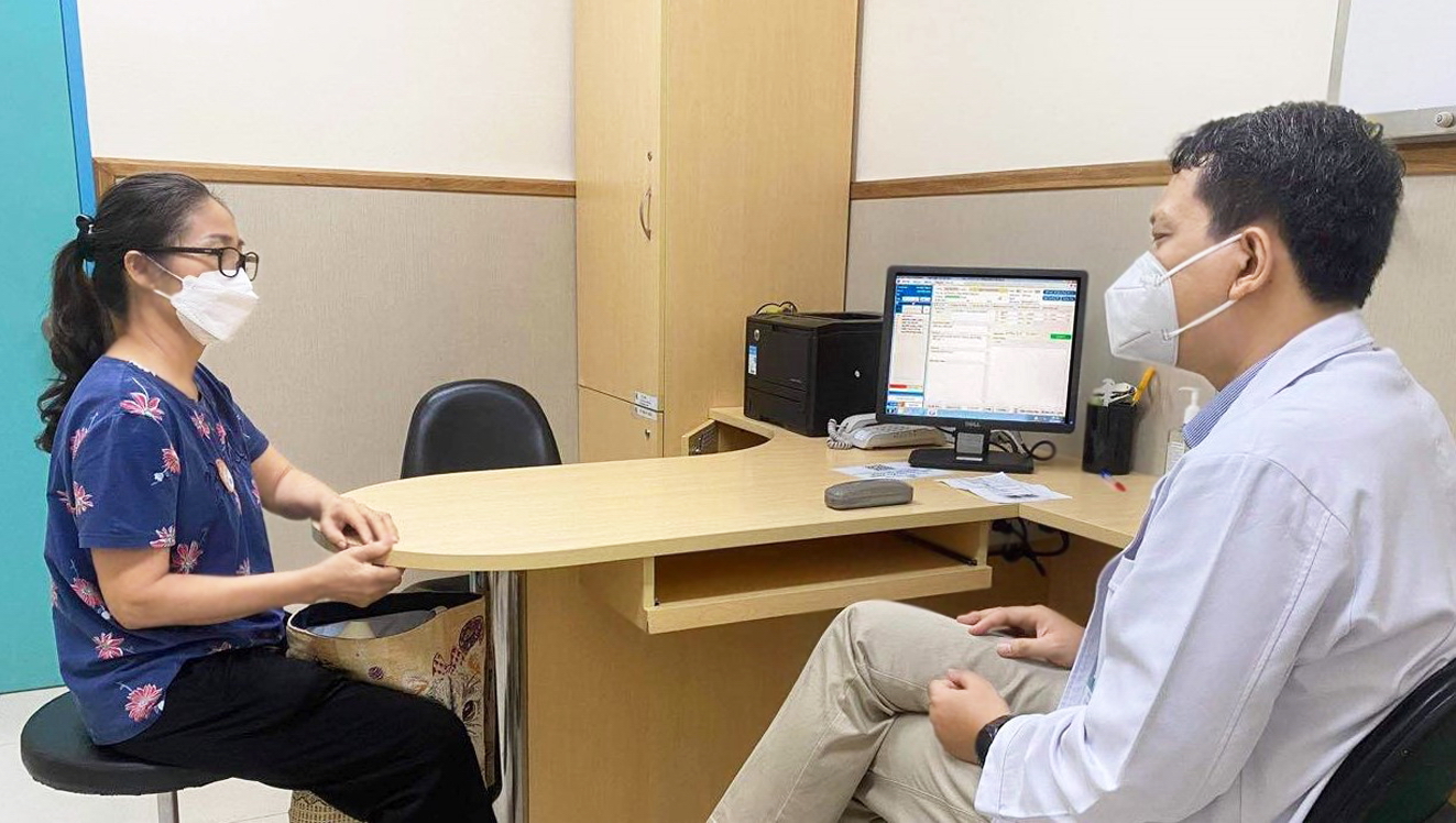 Bác sĩ Lâm Hiếu Minh, Phòng khám Tâm lý Bệnh viện Đại học Y Dược TP.HCM, đang điều trị tâm lý cho bệnh nhân