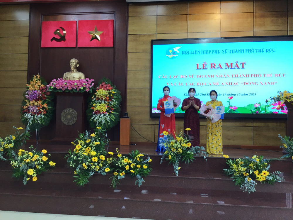 Bà Nguyễn Hạnh Thảo (giữa) - Chủ tịch Hội LHPN TP.Thủ Đức - trao quyết định thành lập các cơ sở Hội mới. 