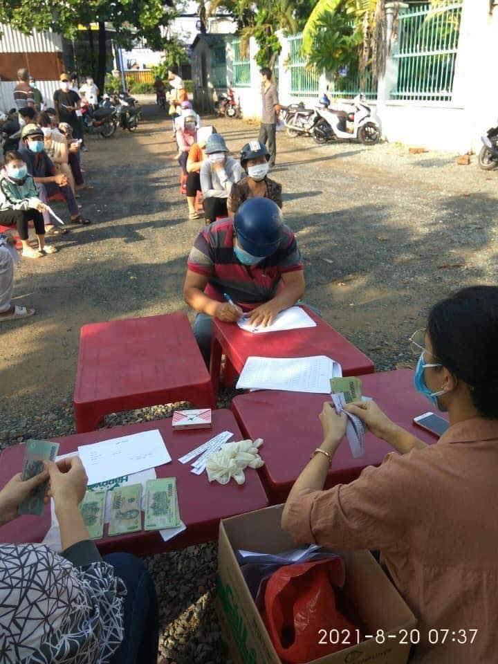 Người dân nhận hỗ trợ do ảnh hưởng của dịch COVID-19 trên địa bàn TP.Thuận An