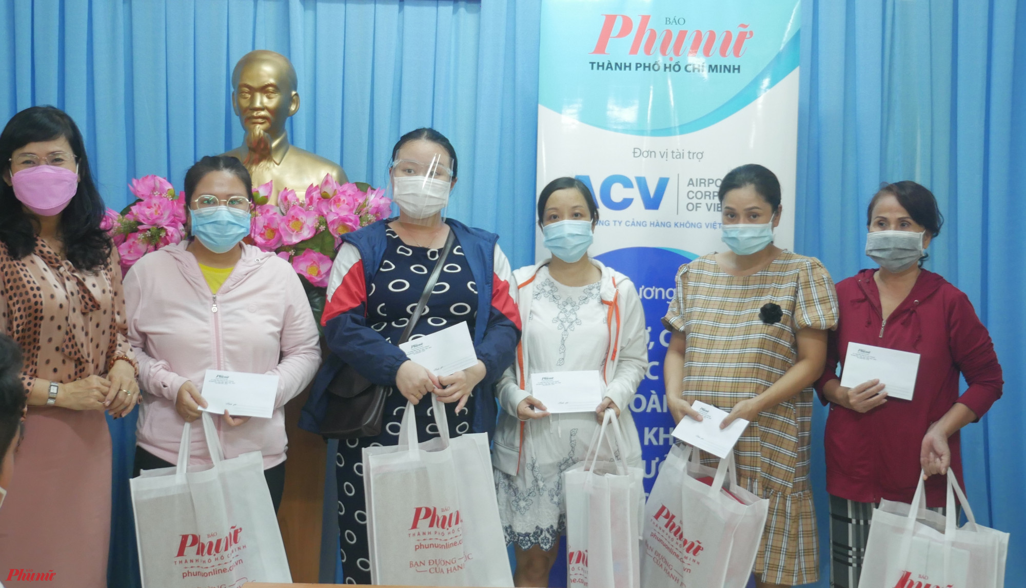 Hội LHPN quận Phú Nhuận gửi tặng những phần quà đến hội viên tại chương trình “Hỗ trợ, chăm lo cho các gia đình có hoàn cảnh khó khăn bị ảnh hưởng bởi dịch COVID-19” của Báo Phụ nữ