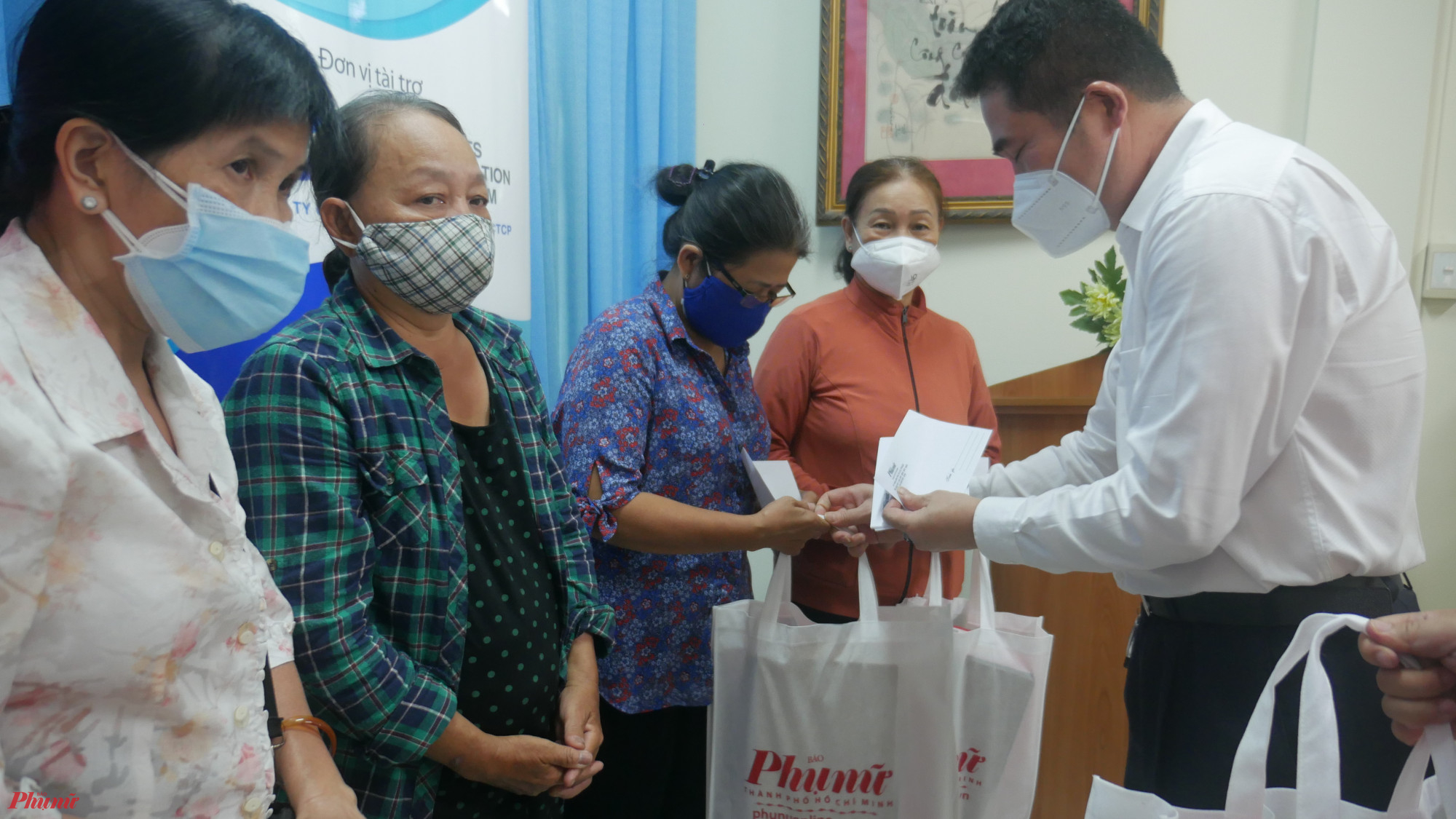 ông Lê Khả Trường – Phó Chủ tịch Công đoàn Tổng công ty Hàng không Việt Nam gửi tặng các phần quà đến phụ nữ khó khăn tại quận Phú Nhuận 