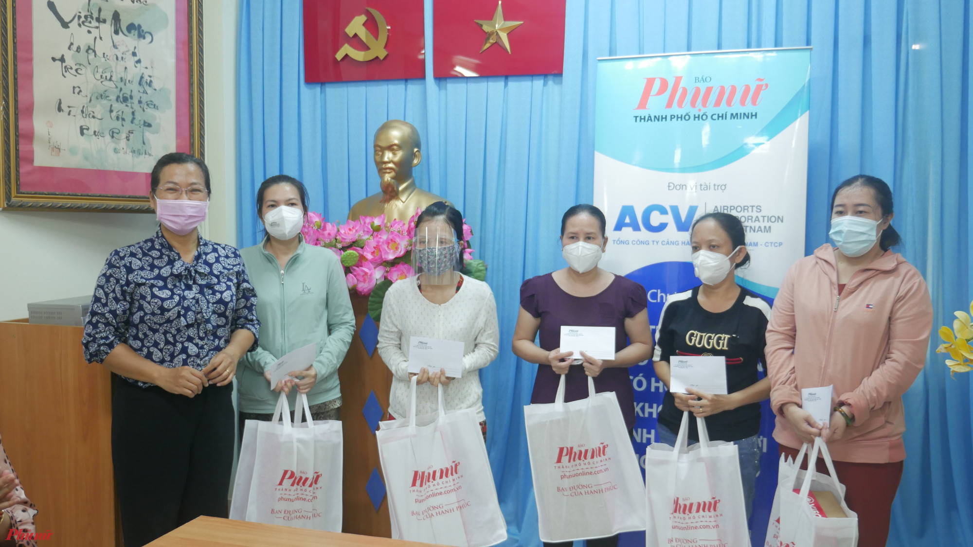 25 hội viên phụ nữ khó khăn tai quận Phú Nhuận vừa được nhận những phần quà hỗ trợ từ Báo Phụ nữ và Tổng công ty Cảng hàng không Việt Nam