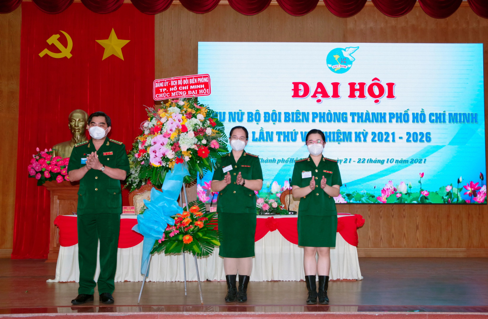 Đại tá Tô Danh Út - Thành ủy viên, Chỉ huy trưởng Bộ đội Biên phòng TP.HCM tặng hoa chúc mừng đại hội. 