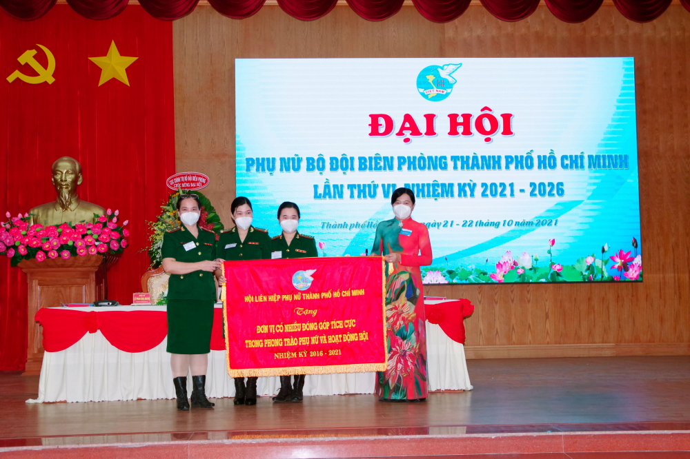 Bà Nguyễn Trần Phượng Trân - Thành ủy viên, Chủ tịch Hội LHPN TP.HCM - tặng cờ lưu niệm cho Hội Phụ nữ Bộ đội Biên phòng TP.HCM là đơn vị có nhiều đóng góp tích cực cho phong trào phụ nữ và hoạt động Hội nhiệm kỳ 2016 - 2021. 