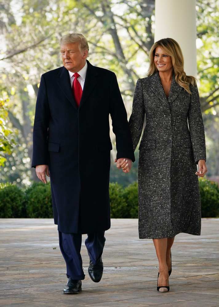 Donald và Melania Trump đi qua Colonnade để ân xá gà tây hàng năm trong Lễ Tạ ơn ở Vườn Hồng của Nhà Trắng, vào tháng 11/2020