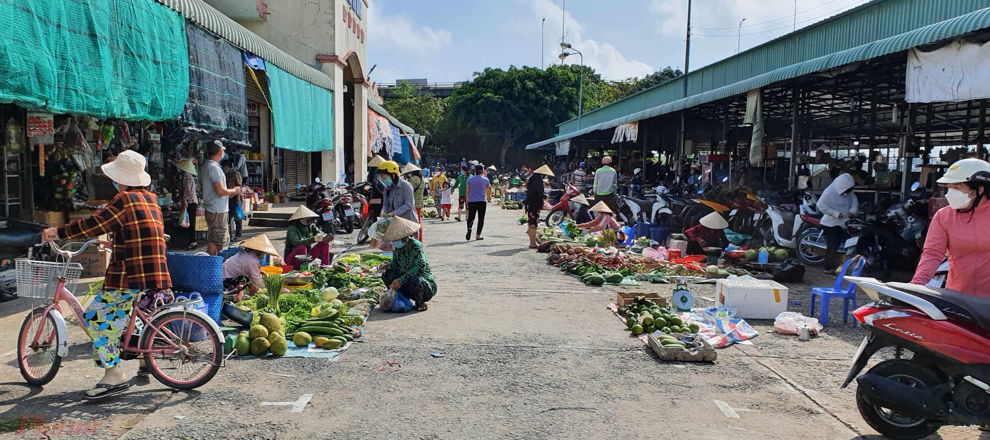 Người dân bán hàng nông sản tại chợ An Bình, quận Ninh Kiều, TP Cần Thơ trong ngày 23-10.