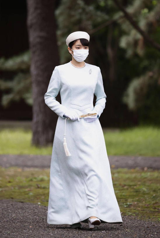 Trước đó một ngày, Công chúa Mako diện kiến Nhật hoàng Naruhito và Hoàng hậu Masako. Đây là một trong các nghi thức cần thực hiện trước đám cưới của một thành viên Hoàng gia chuẩn bị kết hôn.  Cô đã bỏ qua một loạt các buổi lễ trong bối cảnh dư luận lo ngại về một tranh chấp tài chính chưa được giải quyết liên quan đến mẹ của Komuro