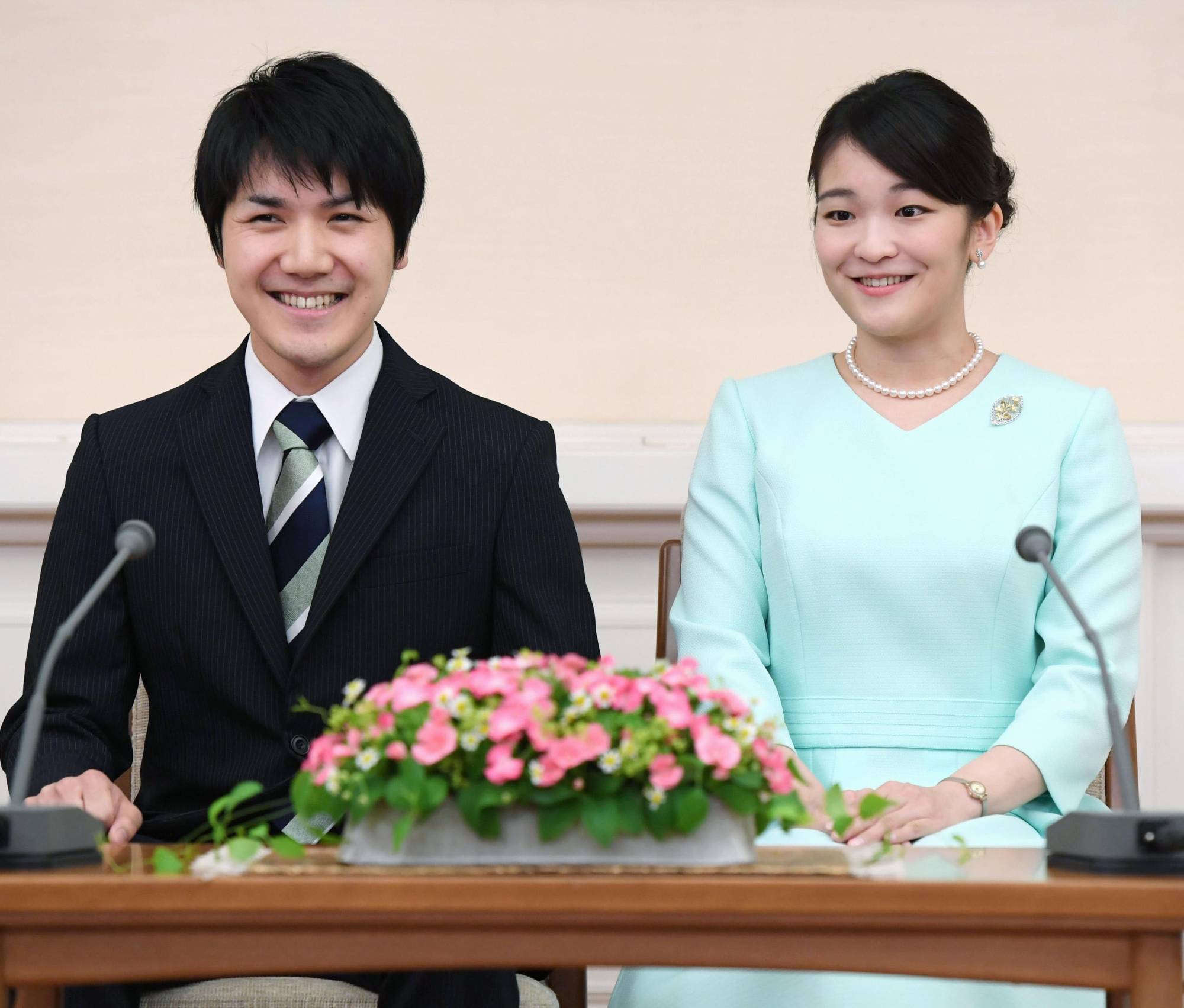 Cuộc hôn nhân giữa công chúa và Komuro, người học cùng trường đại học ở Tokyo, đã bị trì hoãn gần ba năm trong bối cảnh các báo cáo chi tiết về tranh chấp tài chính giữa mẹ của Komuro và vị hôn phu cũ của bà đã làm công chúng Nhật bất bình. Công chúa Mako và Komuro đã đính hôn không chính thức vào tháng 9 /2017 và đám cưới của họ ban đầu dự kiến ​​diễn ra vào ngày 4/11/2018. Nhưng vào tháng 2 cùng năm, hoàng gia đã thông báo hoãn lễ cưới. Để kết hôn với Komuro, công chúa Mako không chỉ từ bỏ hết danh hiệu mà còn từ chối số tiền 1,3 triệu USD là tiền hồi môn của hoàng gia.