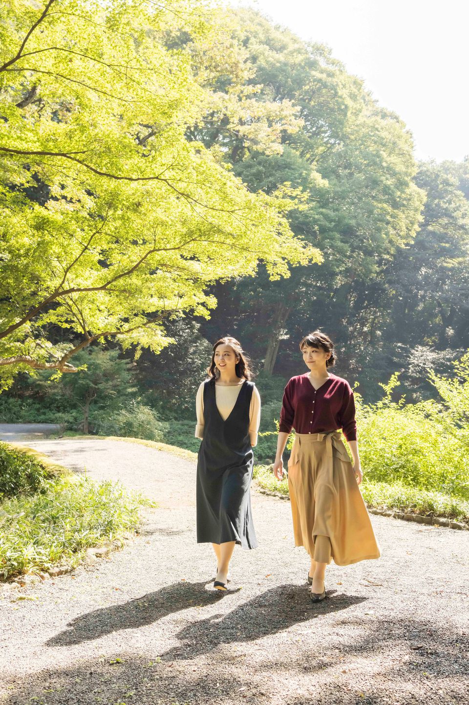 Công chúa Mako (L) của Nhật Bản, con gái của Thái tử Akishino và Công chúa Kiko, trò chuyện với em gái là Công chúa Kako khi họ đi dạo trong khu vườn của dinh thự hoàng gia Akasaka của họ ở Tokyo, Nhật Bản vào ngày 6 tháng 10 năm 2021, trước khi cô ấy 30 tuổi sinh nhật vào ngày 23 tháng 10 năm 2021 và hôn lễ của cô vào ngày 26 tháng 10 năm 2021, trong bức ảnh phát tay này do Cơ quan Hộ gia đình Hoàng gia Nhật Bản cung cấp. Tín dụng bắt buộc Cơ quan Hộ gia đình Hoàng gia Nhật Bản / Tài liệu phát qua REUTERS