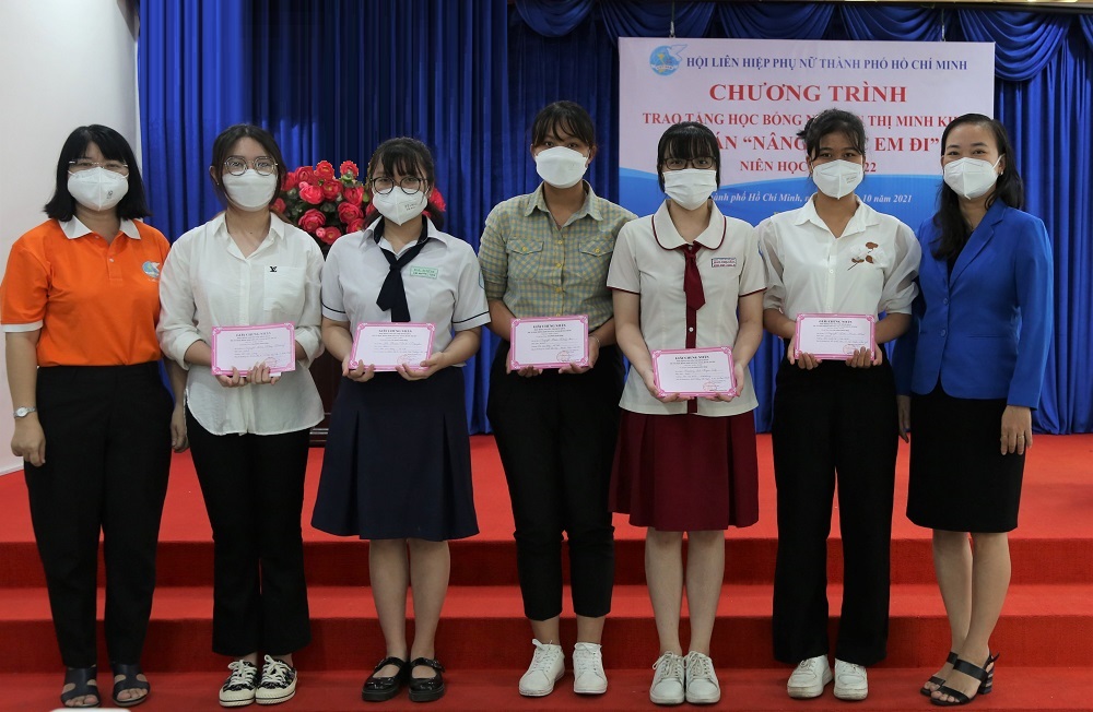 Phó chủ tịch Công đoàn EVNHCMC Đặng Mỹ Ly (bìa phải) trao tặng học bổng cho các em sinh viên - Ảnh: Chi Lan