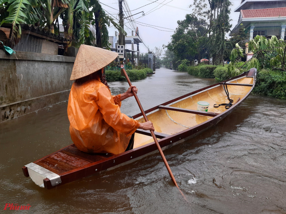 Mưa lớn liên tục từ sáng sớm hôm qua đến trưa 23/10 tại Thừa Thiên Huế, khiến tình trạng ngập lụt tái xuất hiện một số như Phong Điền, Quảng Điền tỉnh Thừa Thiên Huế