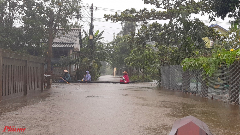 Tại nhiều tuyến tỉnh lộ và đường nội vùng, liên thôn  qua xã Quảng Phú huyện Quảng Điền bị ngập sâu 0,5 đến 1m nước lũ chảy xiết, gây nguy hiểm cho đi lại.