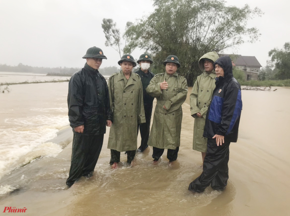 Thượng tá Ngô Nam Cường, Chỉ huy trưởng Bộ Chỉ huy Quân sự (CHQS) tỉnh Thừa Thiên - Huế cùng đoàn công tác đã đi kiểm tra công tác phòng chống, ứng phó với mưa, lũ 