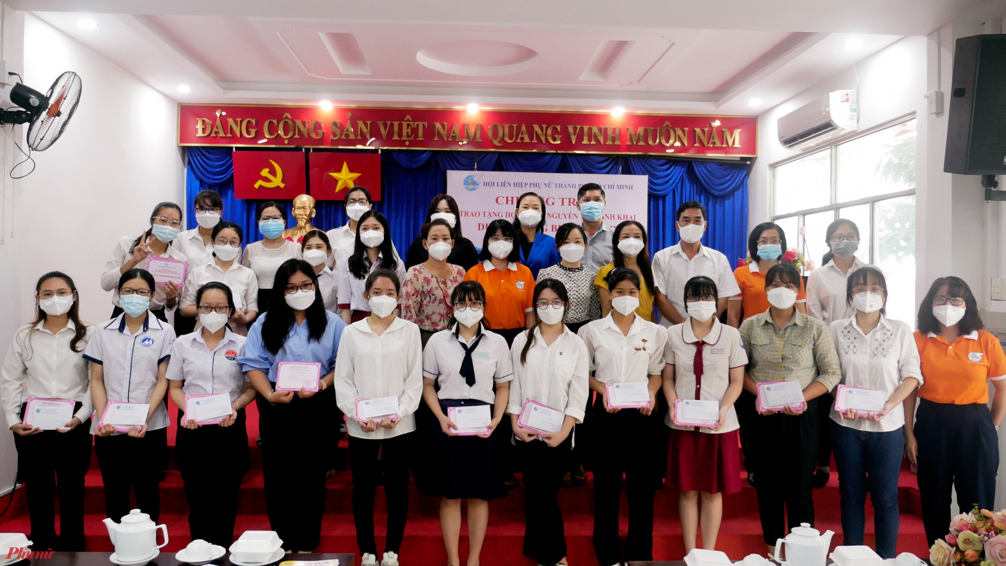Năm học 2021-2022, Hội LHPN TPHCM trao tặng 180 suất học bổng Nguyễn Thị Minh Khai, trong đó có 18 suất của Dự án Nâng bước em đi 