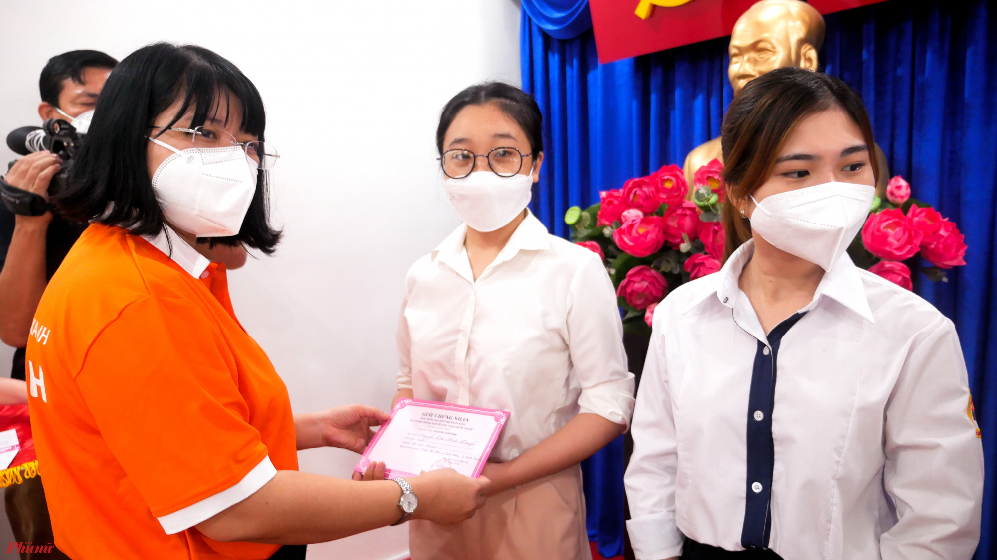 Bà Trần Thị Huyền Thanh _- Phó Chủ tịch Hội LHPN TPHCM trao tặng học bổng cho các em nữ sinh hiếu học 
