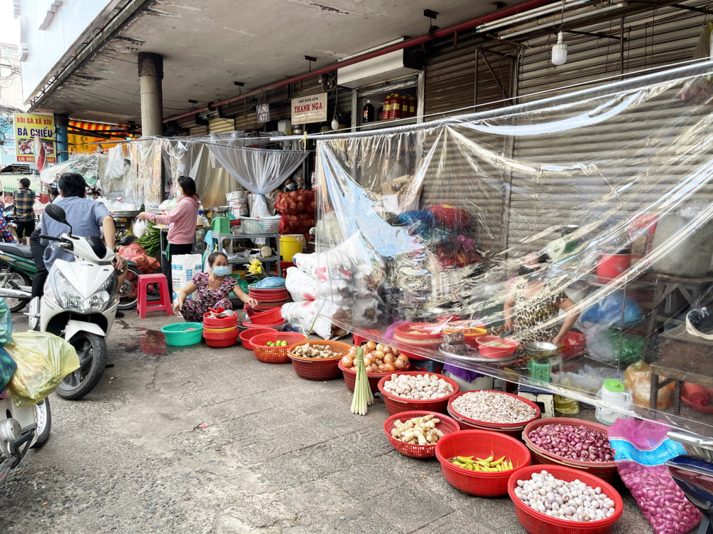 Các điểm bán tự phát xung quanh chợ Bà Chiểu (Q.Bình Thạnh) hút hết khách khiến tiểu thương trong chợ không thể bán được hàng