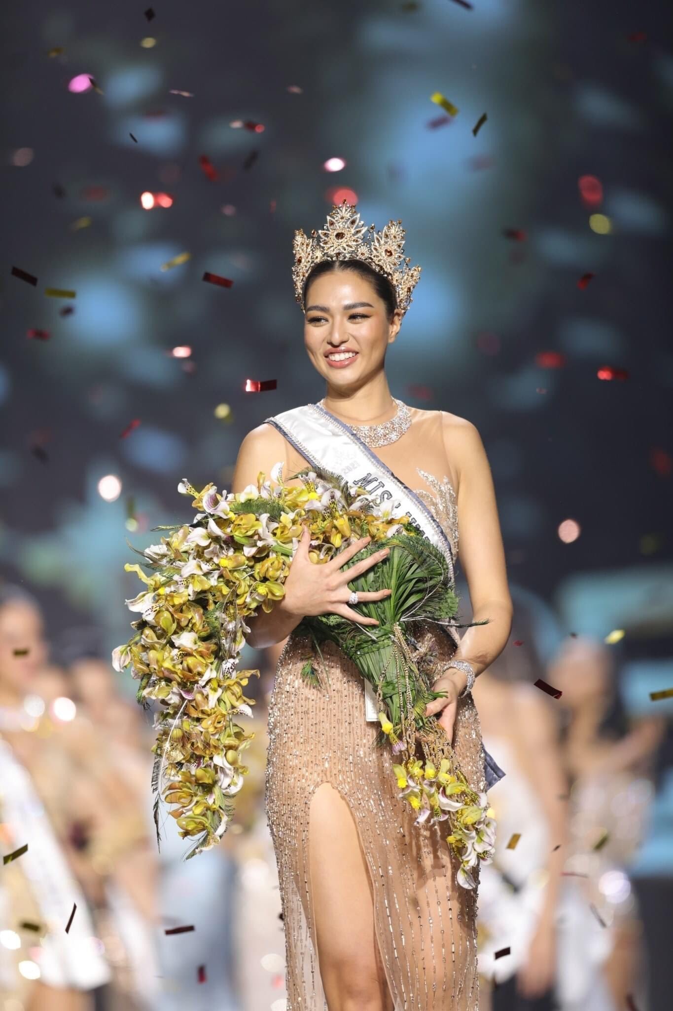 Anchilee Scott Kemmis vừa đăng quang Hoa hậu Hoàn vũ Thái Lan 2021 trong đêm chung kết diễn ra tối 24/10. Chiến thắng này không quá bất ngờ bởi từ đầu cô gái 22 tuổi đã là thí sinh được đông đảo công chúng ủng hộ.