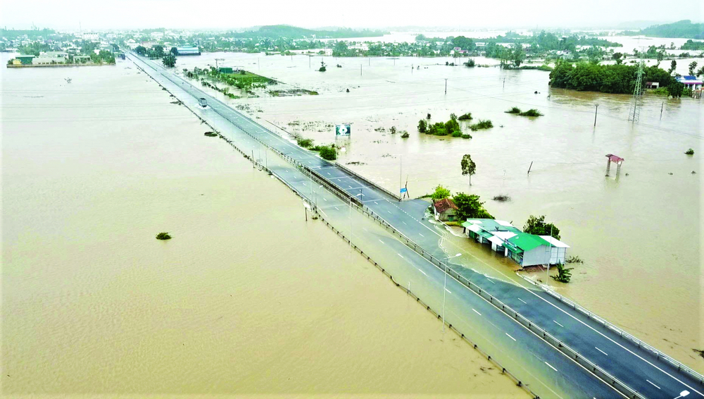 Quốc lộ 1A, đoạn ngang qua H.Bình Sơn, Quảng Ngãi bị ngập sâu trong ngày 24/10 gây trở ngại lưu thông trên tuyến đường huyết mạch Bắc-Nam ẢNH: THANH VẠN