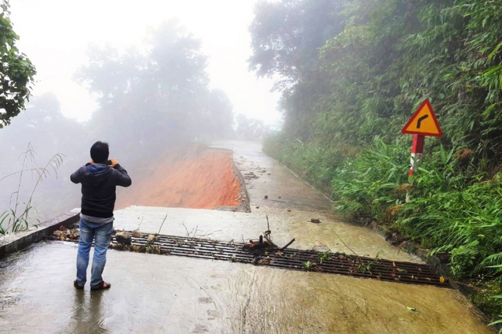 Sạt lở nghiêm trọng ở tuyến đường lên đỉnh Bạch Mã do mưa lớn trong những ngày qua - Ảnh: Thuận Hóa