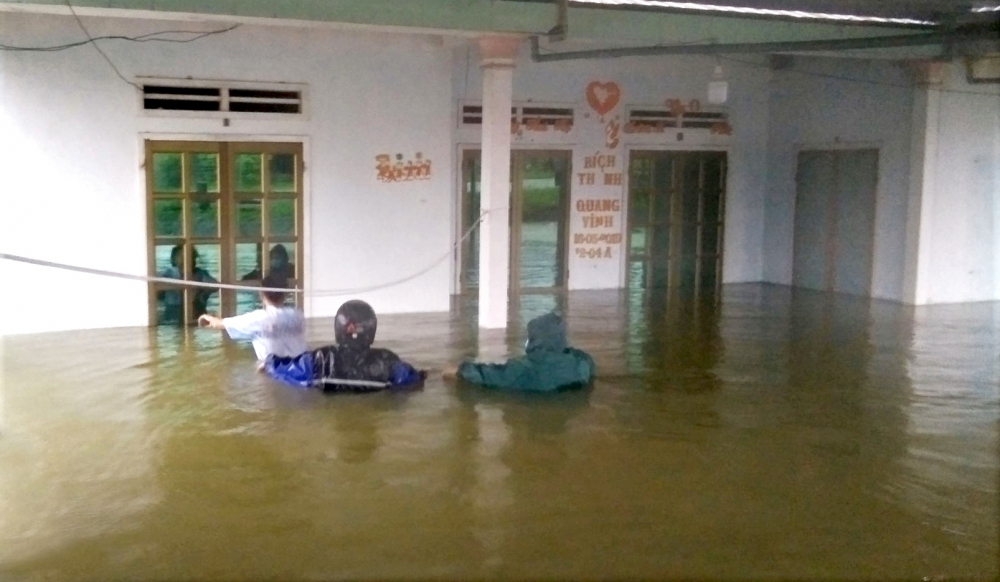 Nhà người dân bị  ngập sâu tại H.Bình Sơn,  tỉnh Quảng Ngãi ẢNH: THANH VẠN