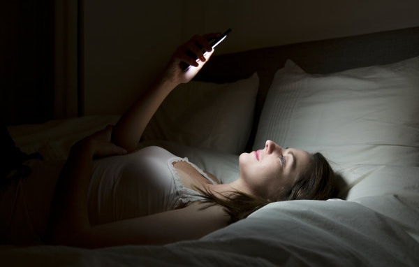 Không dùng điện thoại trước khi ngủ: