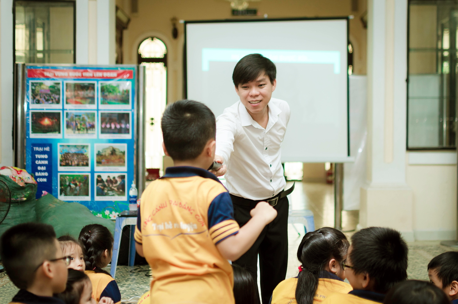 Giảng viên tâm lý học - thạc sĩ Lê Minh Huân trong buổi hướng dẫn kỹ năng sống cho học sinh